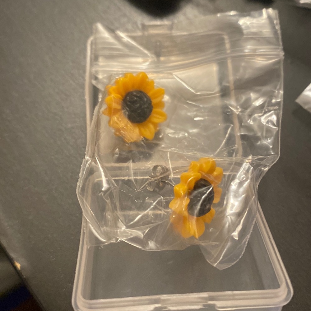 Sunflower studs